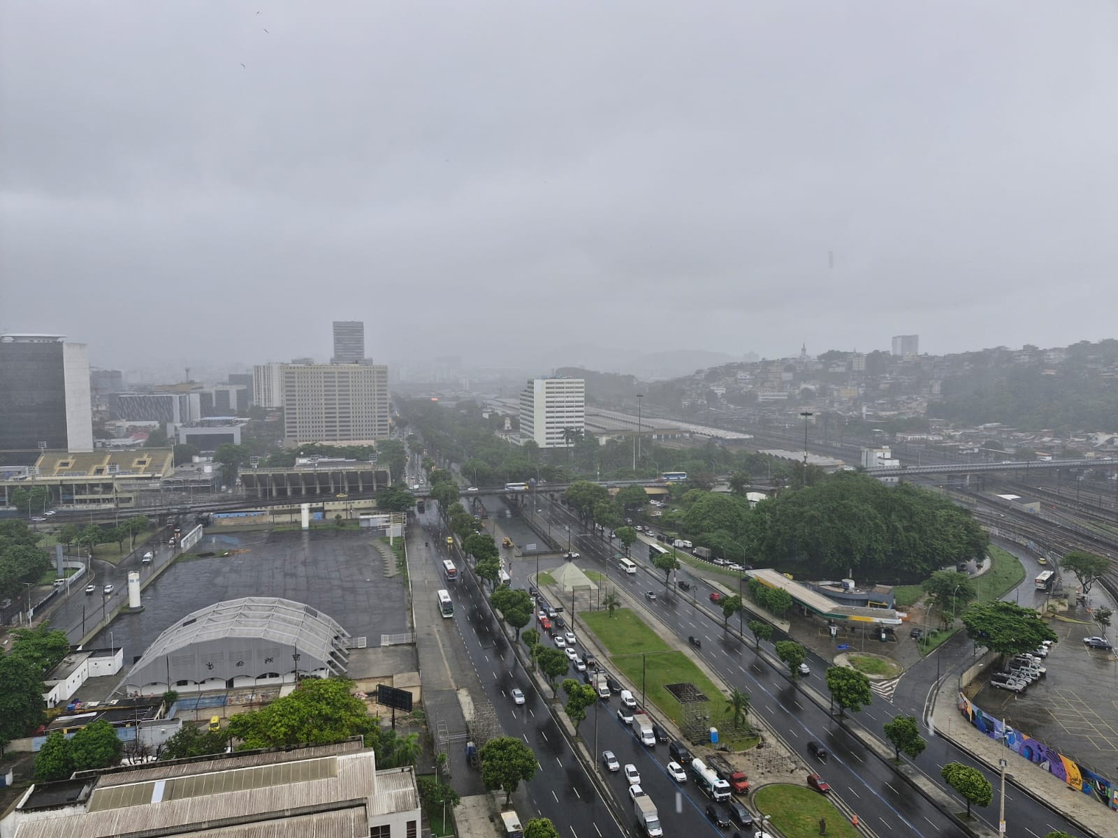 Rio tem manhã chuvosa; há risco alto de alagamentos