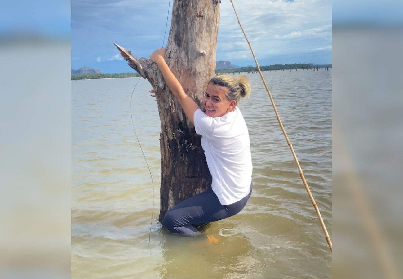 Influenciadora fica pendurada em tronco durante pescaria em rio no TO e diverte internautas: 'Canoa não tem freio'; VÍDEO
