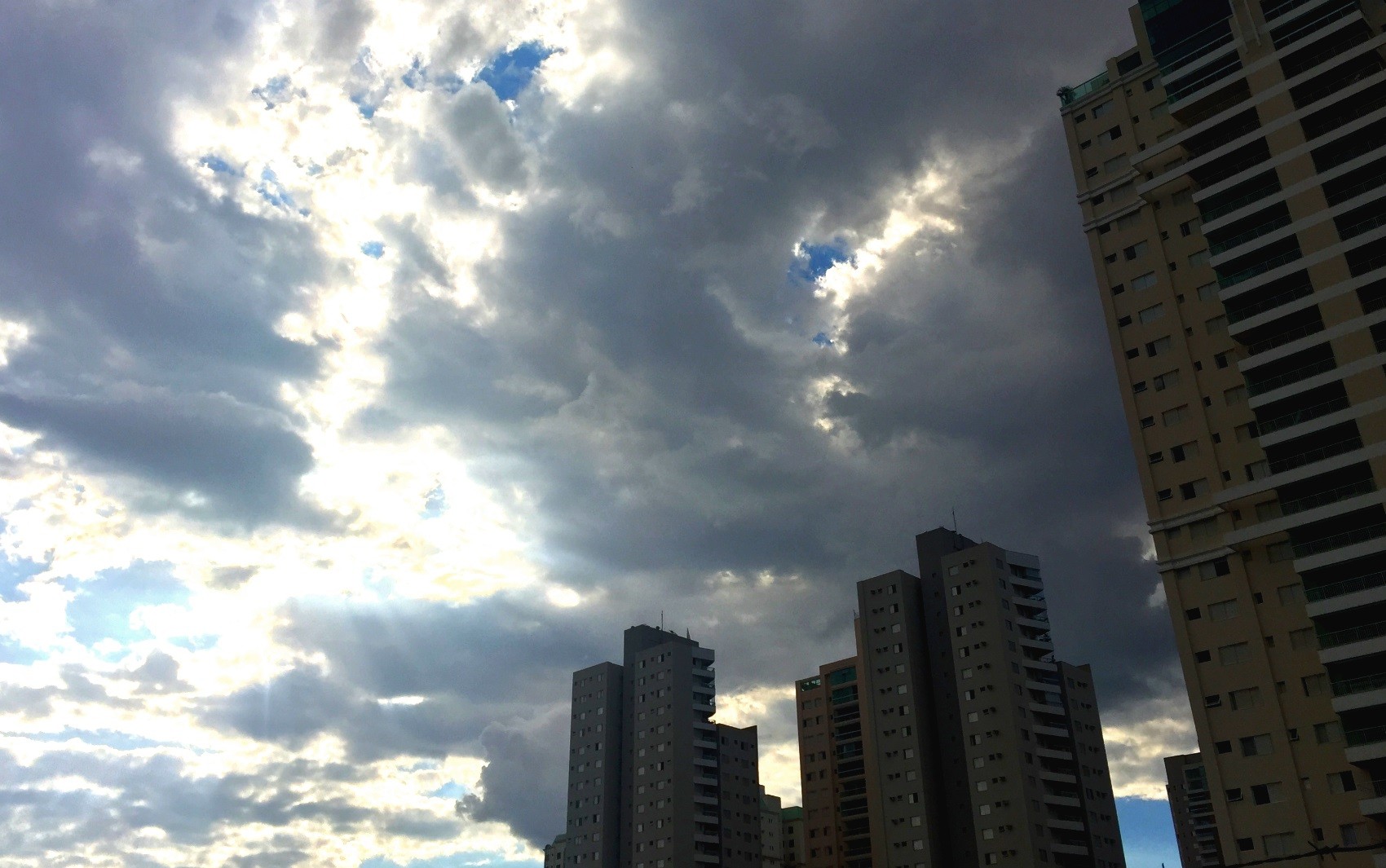 Frente fria pode trazer chuvas, mas nova onda de calor mantém temperaturas elevadas em Goiás, dizem meteorologias