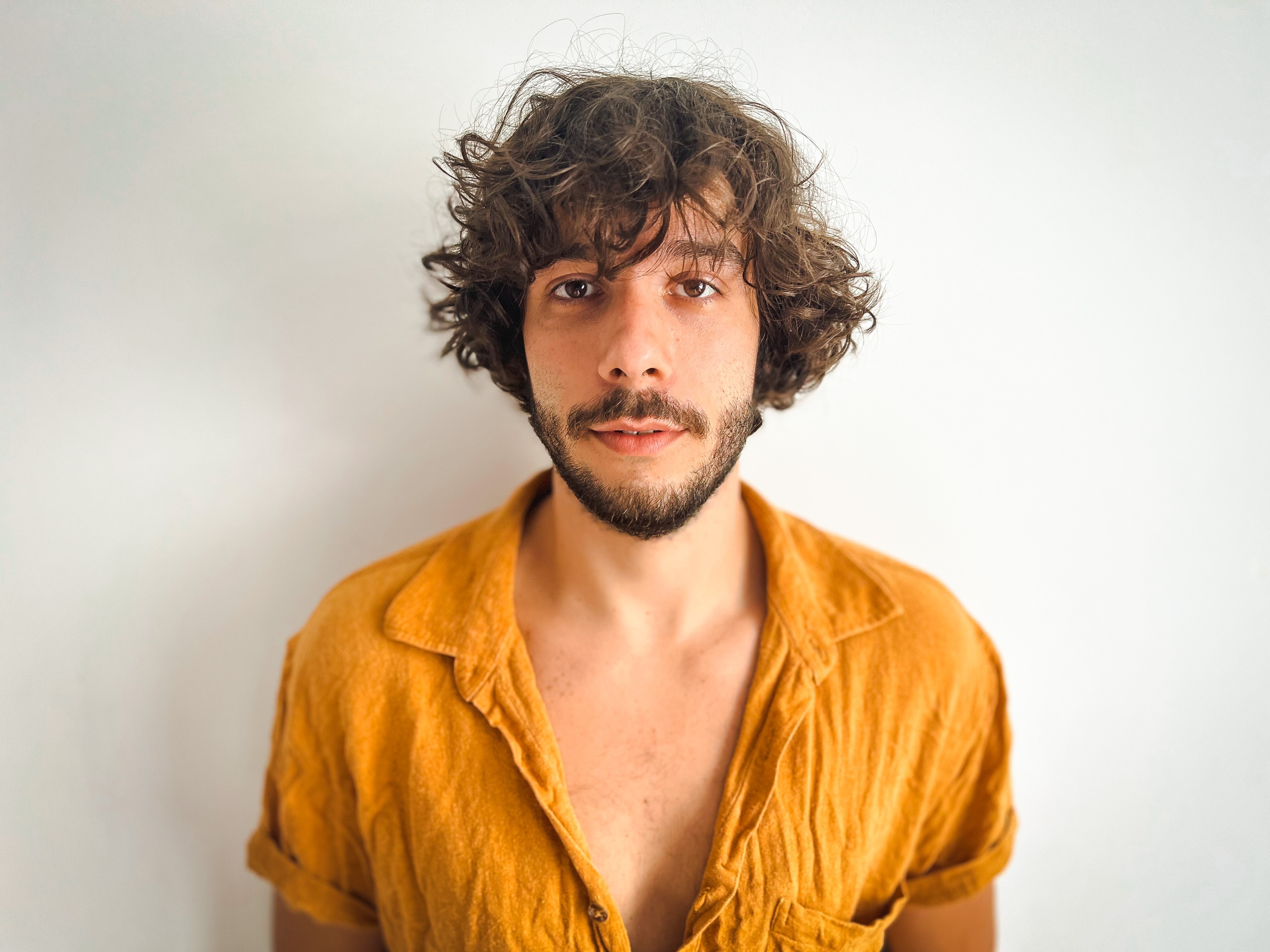 Ator Vitor Novello se lança como cantor com a edição em maio do álbum ...