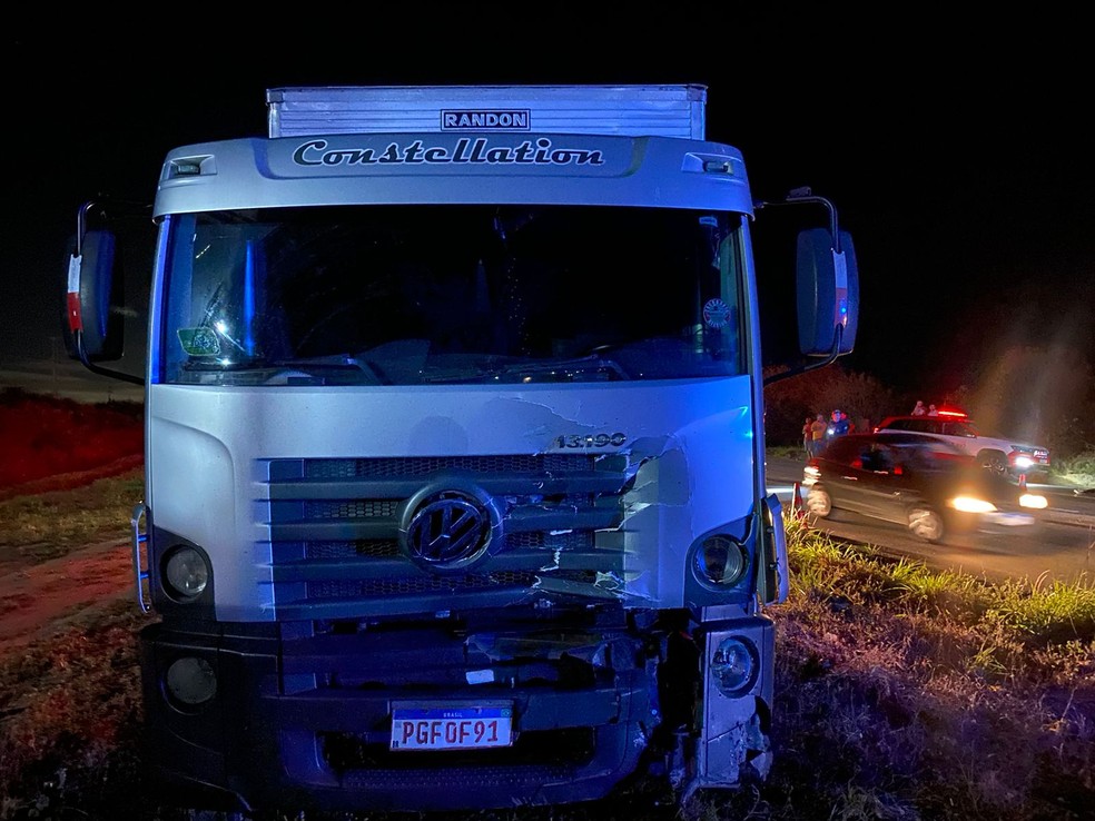 Colisão entre caminhão e moto foi frontal, mas ainda não se sabe o que causado o acidente. — Foto: Geraldo Jerônimo, TV Paraíba.