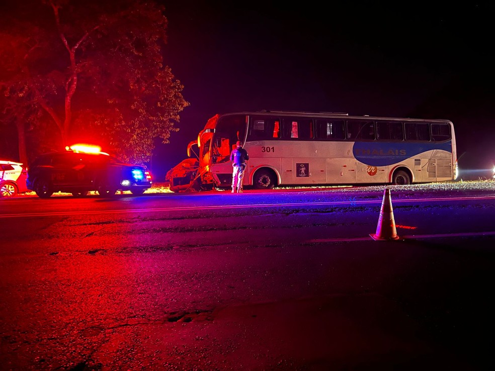 Policial penal morre em acidente entre carro e ônibus na BR 153 em São José do Rio Preto (SP) — Foto: TV TEM / Eduardo Duru