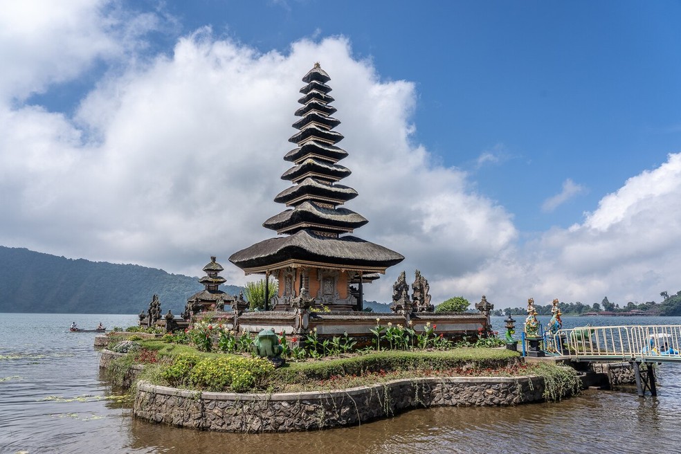 Templo Pura Ulun Danu Bratan na Indonésia com nuvens brancas ao fundo. — Foto: Wirestock