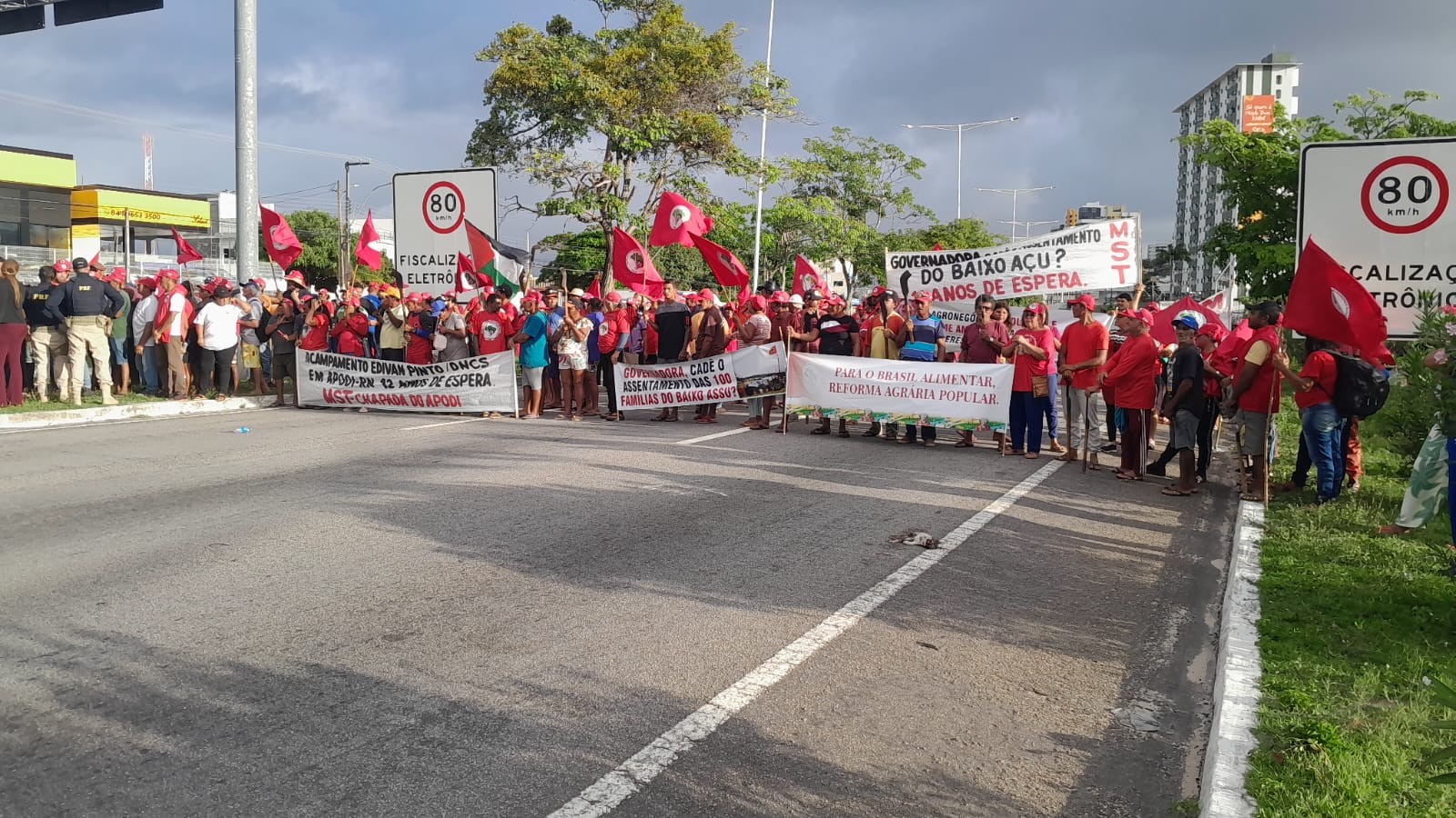 BR-101 é interditada por manifestantes do MST em Natal