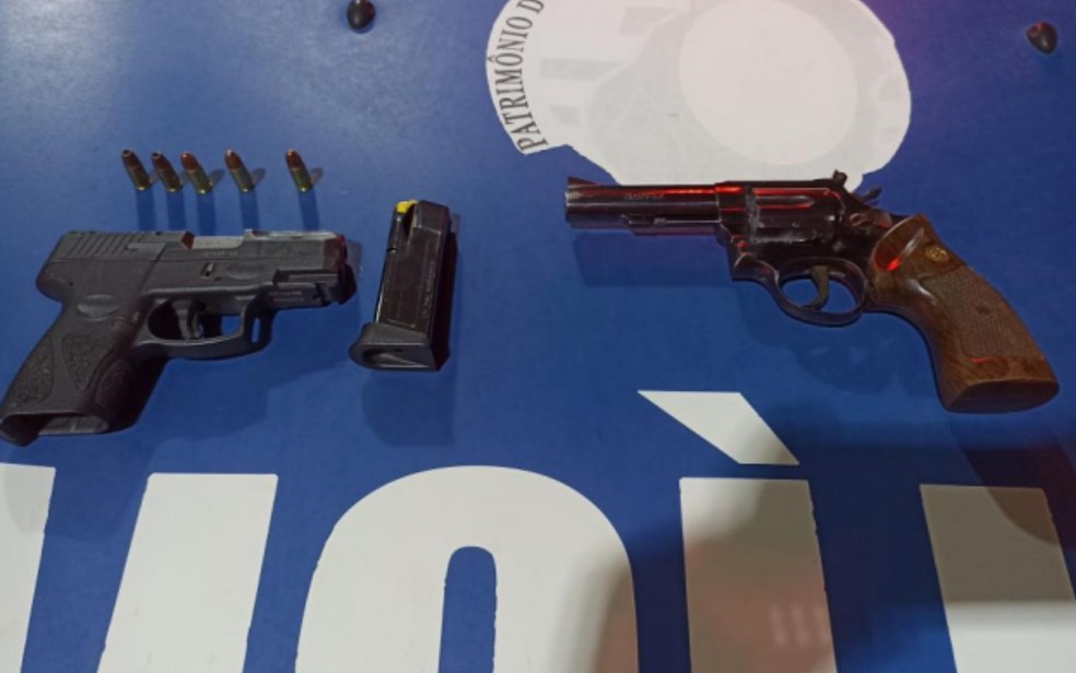 Armas usadas no crime apreendidas, em Anápolis — Foto: Divulgação/Polícia Militar