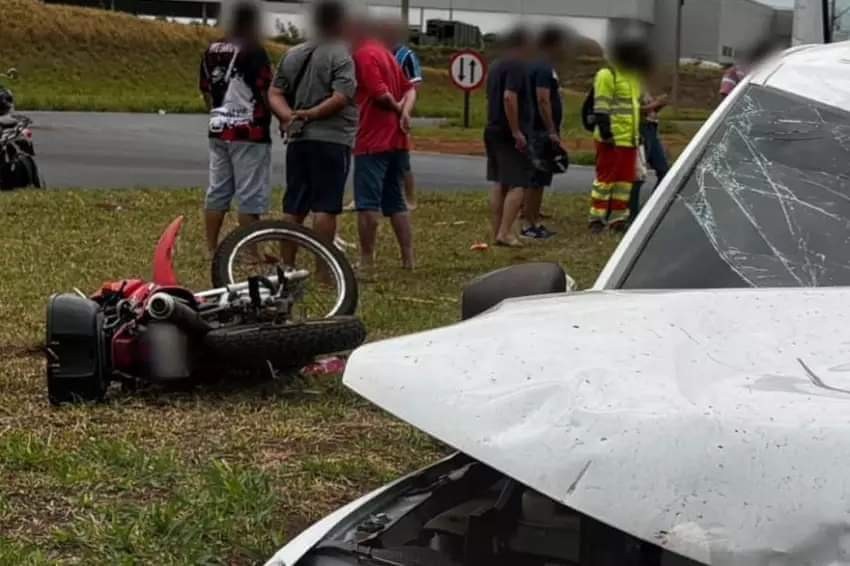 Garupa de moto morre e piloto fica ferido em acidente no cruzamento da SP-304 com avenida em Jaú