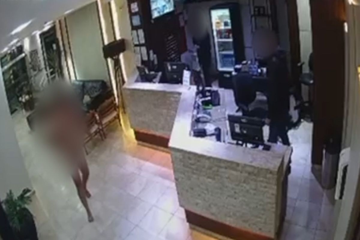 VÍDEO: Hóspede nu agride recepcionistas após ser proibido de fumar no saguão de hotel em MS