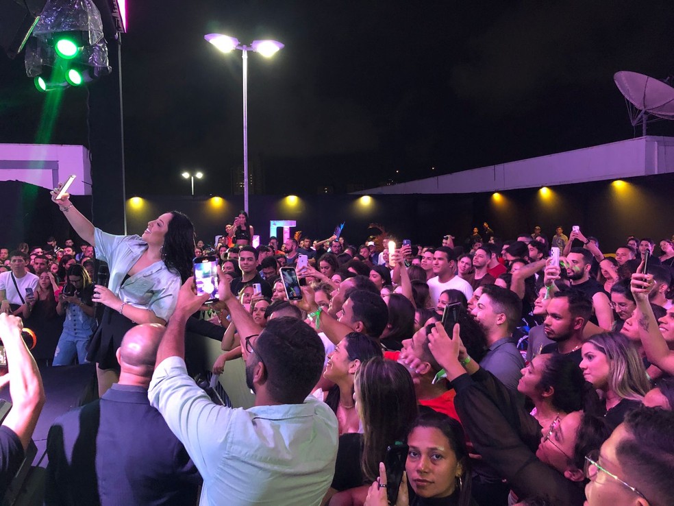 Mari Fernandez reúne fãs em pocket show no Natal Shopping — Foto: David Freire