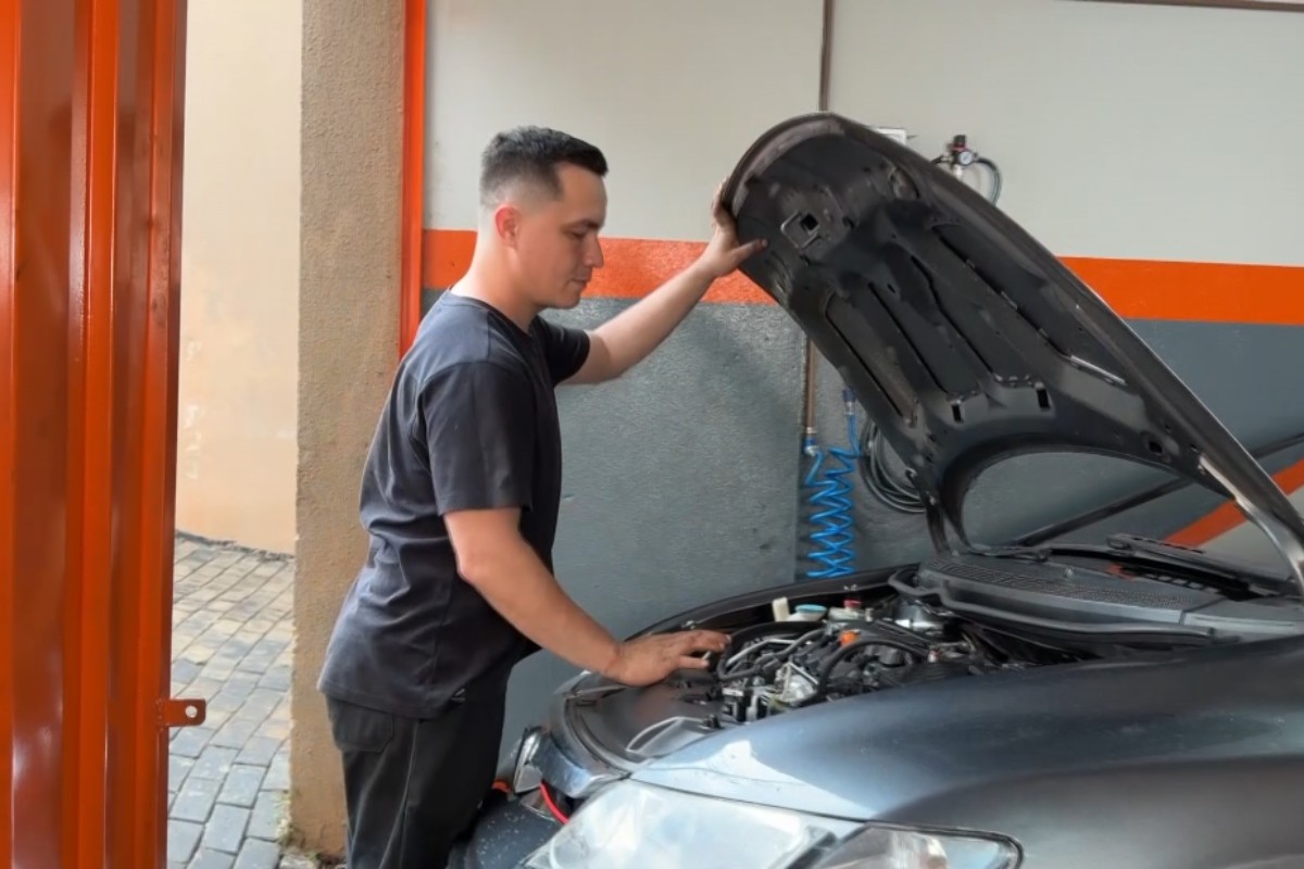 Mecânico paranaense que perdeu a visão na infância usa tato, audição e tecnologia para consertar carros
