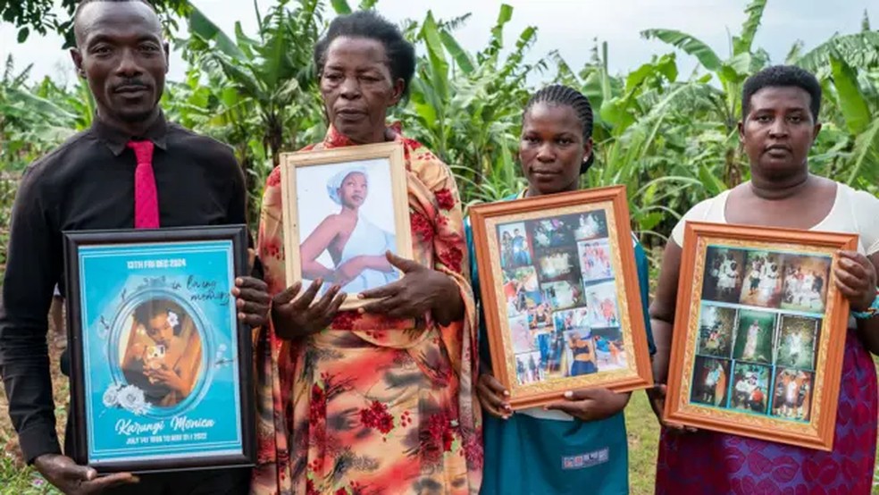 A família de Monic Karungi, na zona rural de Uganda, afirma que a ambição da jovem sempre foi de buscar uma vida melhor — Foto: BBC