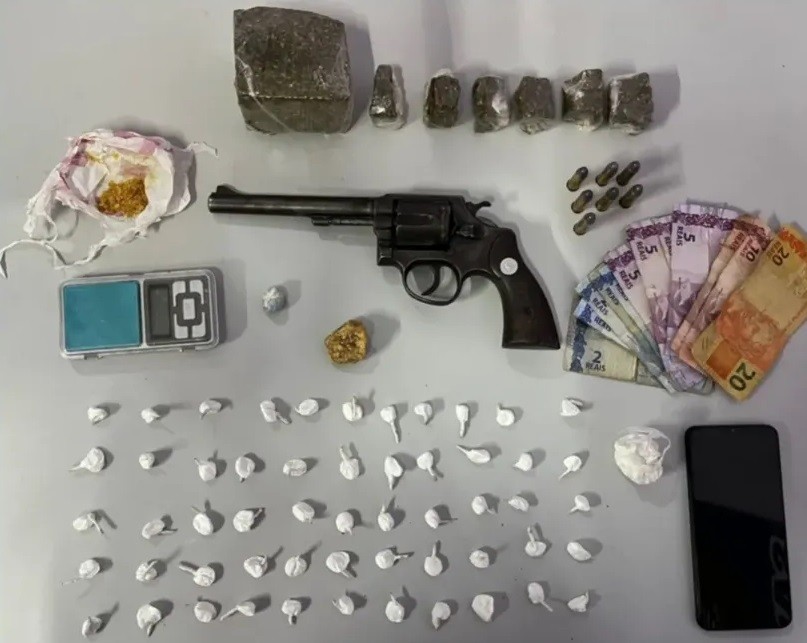 Ao tentar fugir e jogar revólver no chão, homem é preso por posse ilegal de arma de fogo, tráfico e drogas e corrupção de menores, em Presidente Epitácio