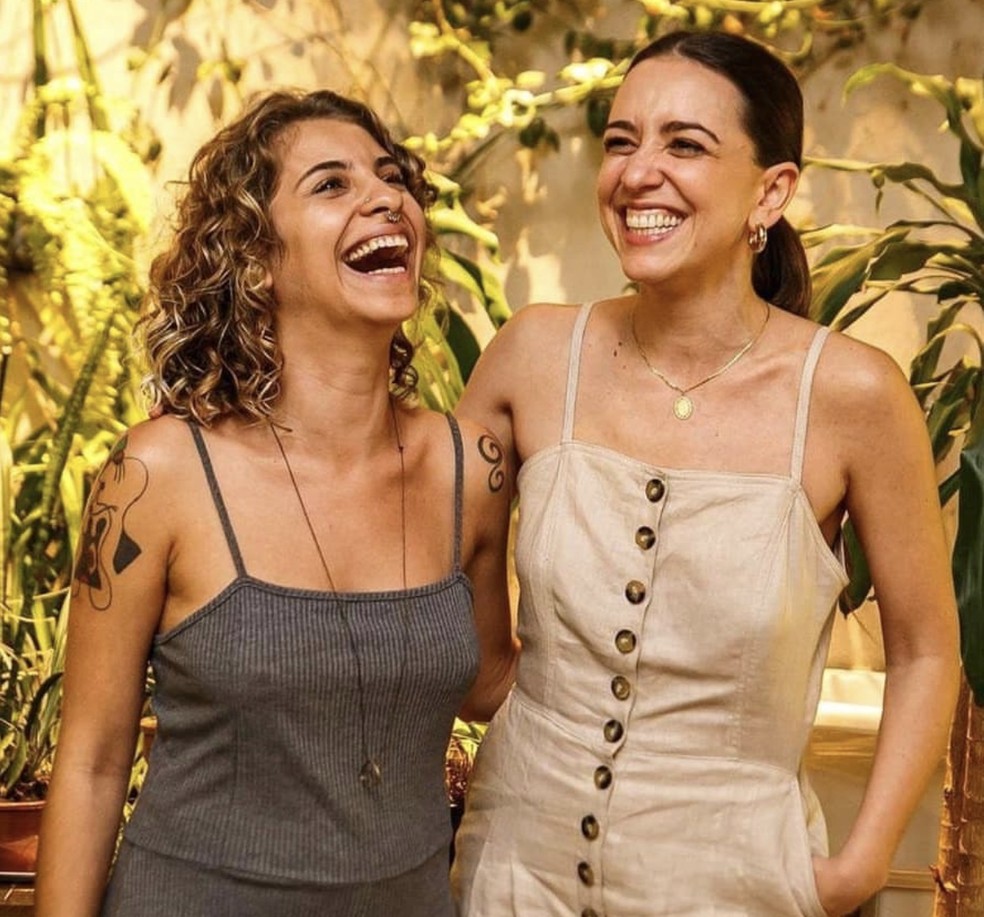 Julia Vargas (à esquerda) e Roberta Sá na gravação de 'Sinceramente', samba de Moyseis Marques e Khrystal — Foto: Reprodução / Instagram 
