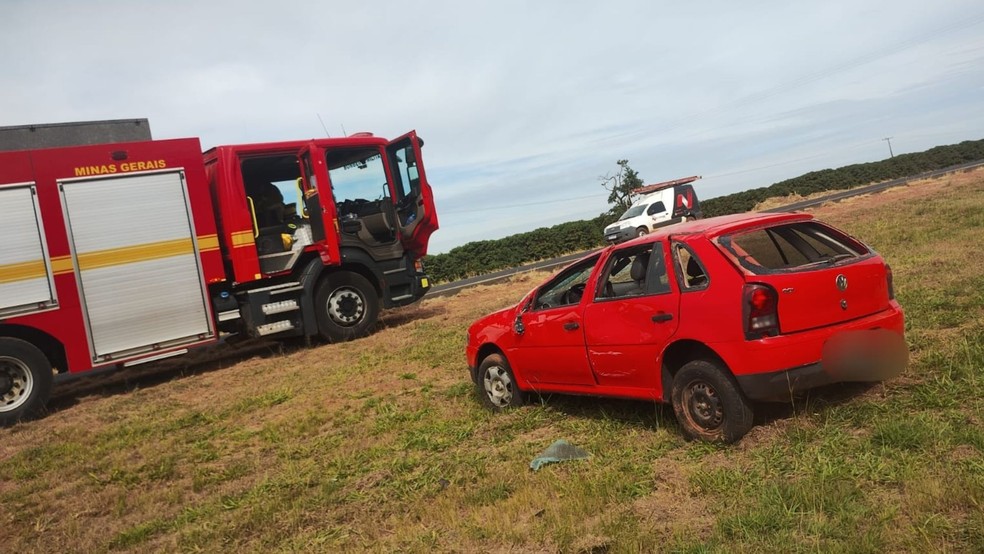 Passageiro sem cinto é arremessado após capotamento na MG-233, em Araguari