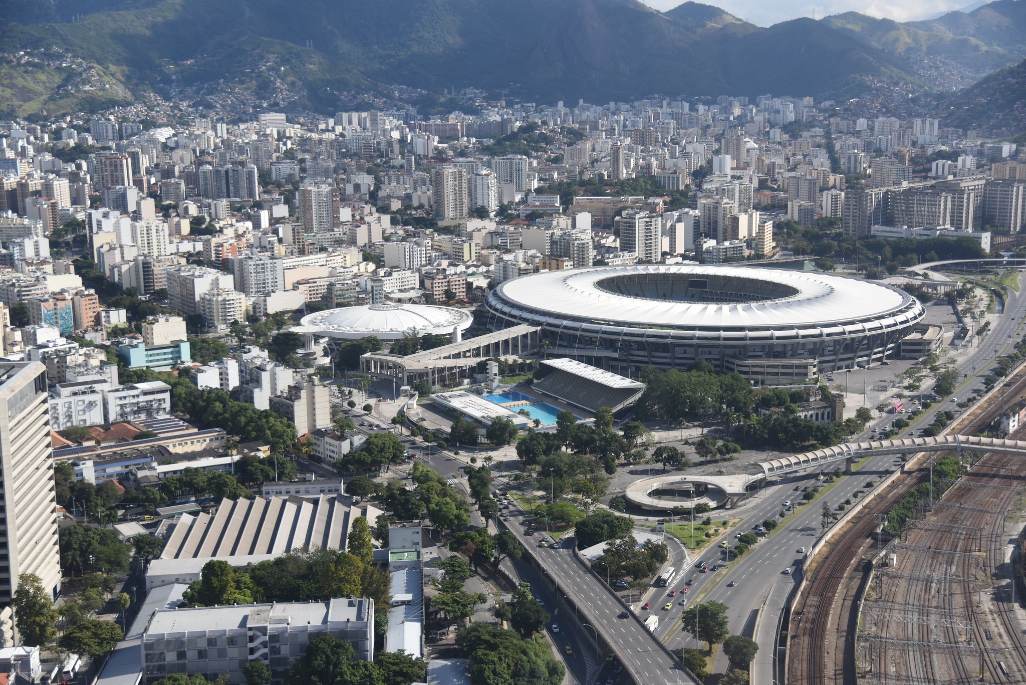 Condomínio de salas comerciais chega a 90% do valor do aluguel em bairros do Rio