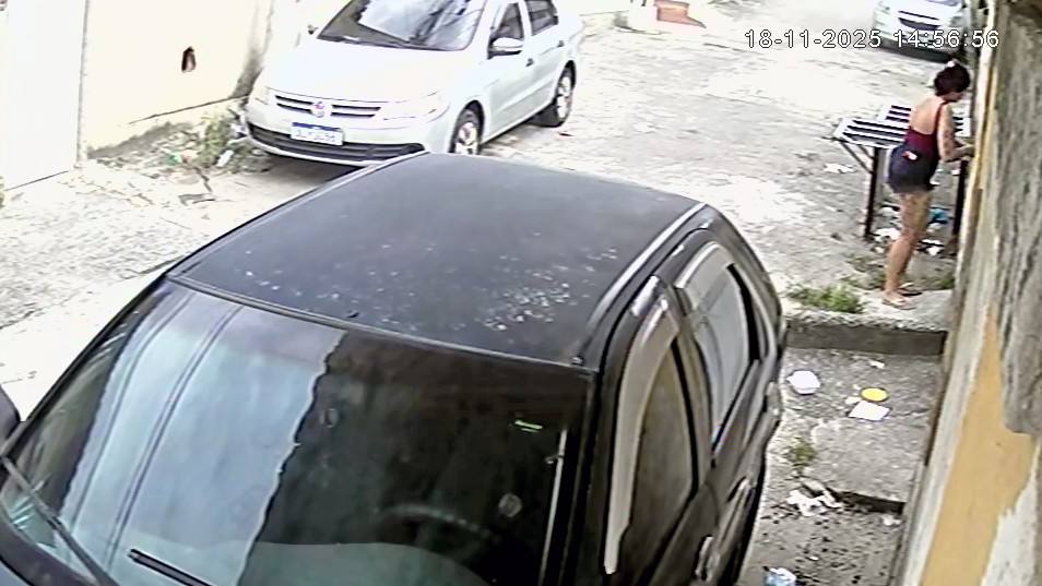 Mãe de gêmeos mortos em incêndio na Zona Oeste do Rio é presa por abandono de incapaz