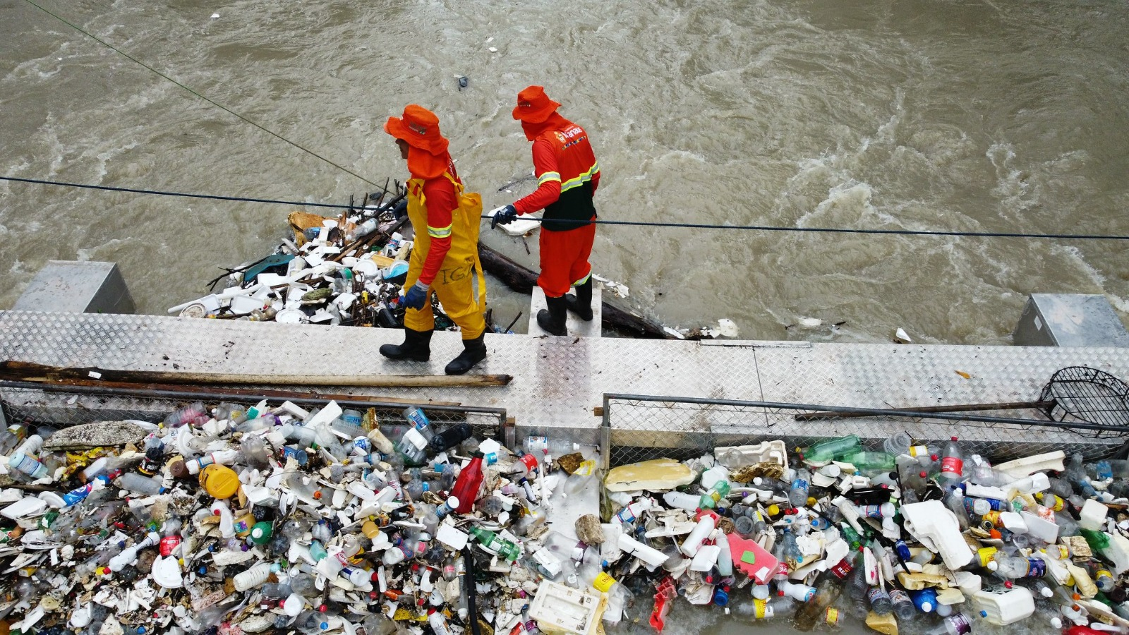 Primeiras ecobarreiras instaladas em igarapés impediram que 60 toneladas de lixo chegassem ao rio Negro, diz prefeitura