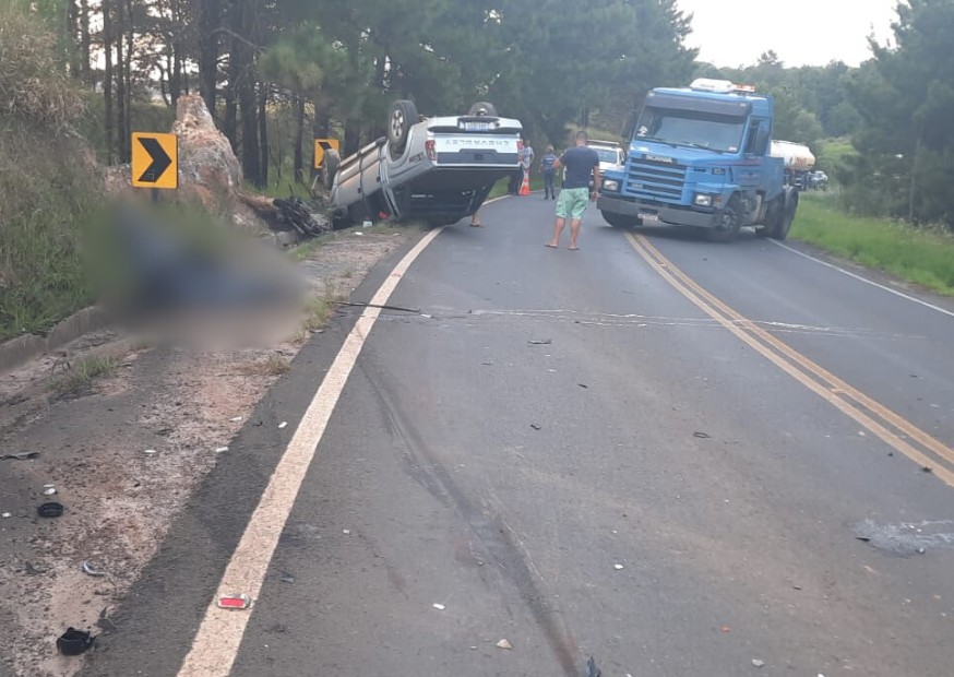 Duas pessoas morrem e uma fica ferida em acidente entre moto e caminhonete em Ponta Grossa