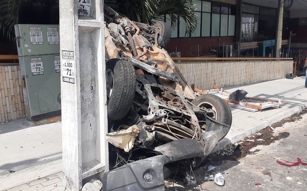 Condutor do carro atingiu duas motos no caminho antes de capotar e parar em calçada — Foto: Pedro Trindade/Inter TV Cabugi