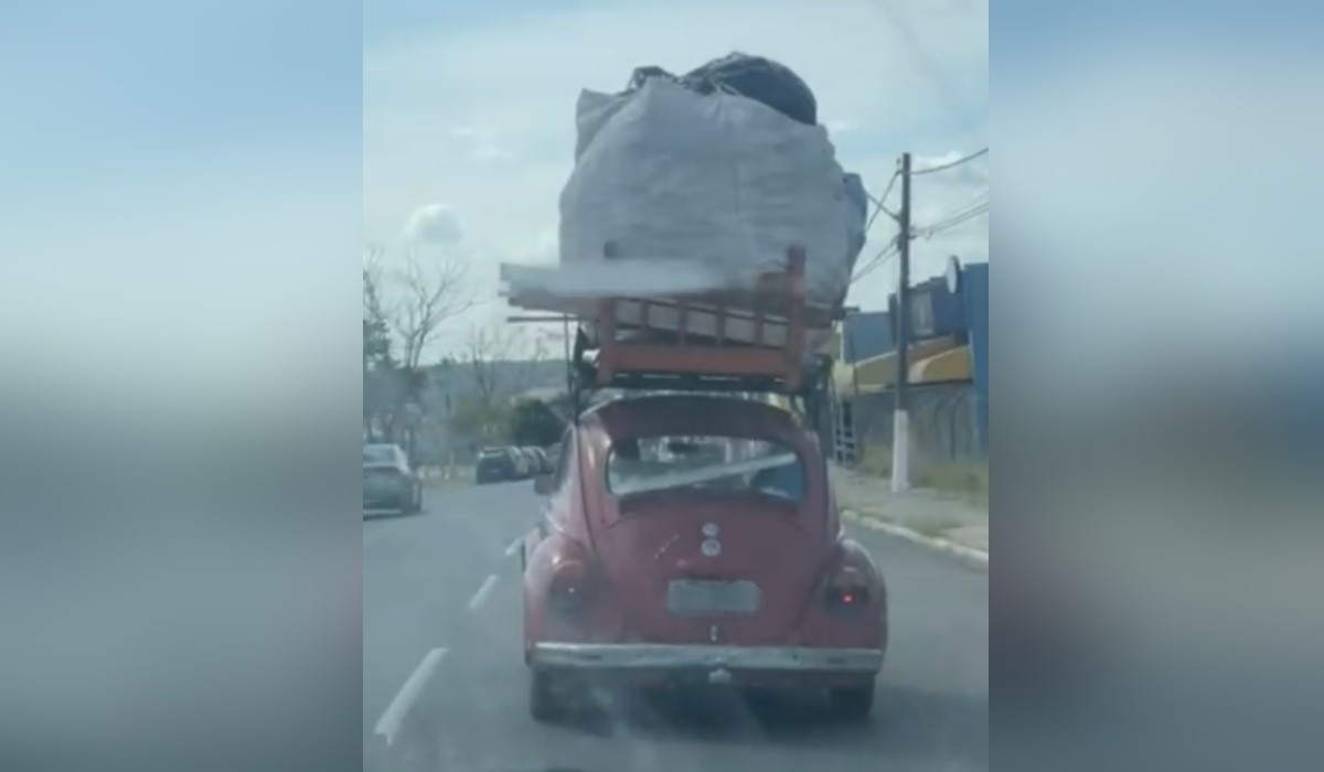 Cama, madeiras e outros objetos: Fusca é flagrado com carga maior que o carro no interior de SP; vídeo