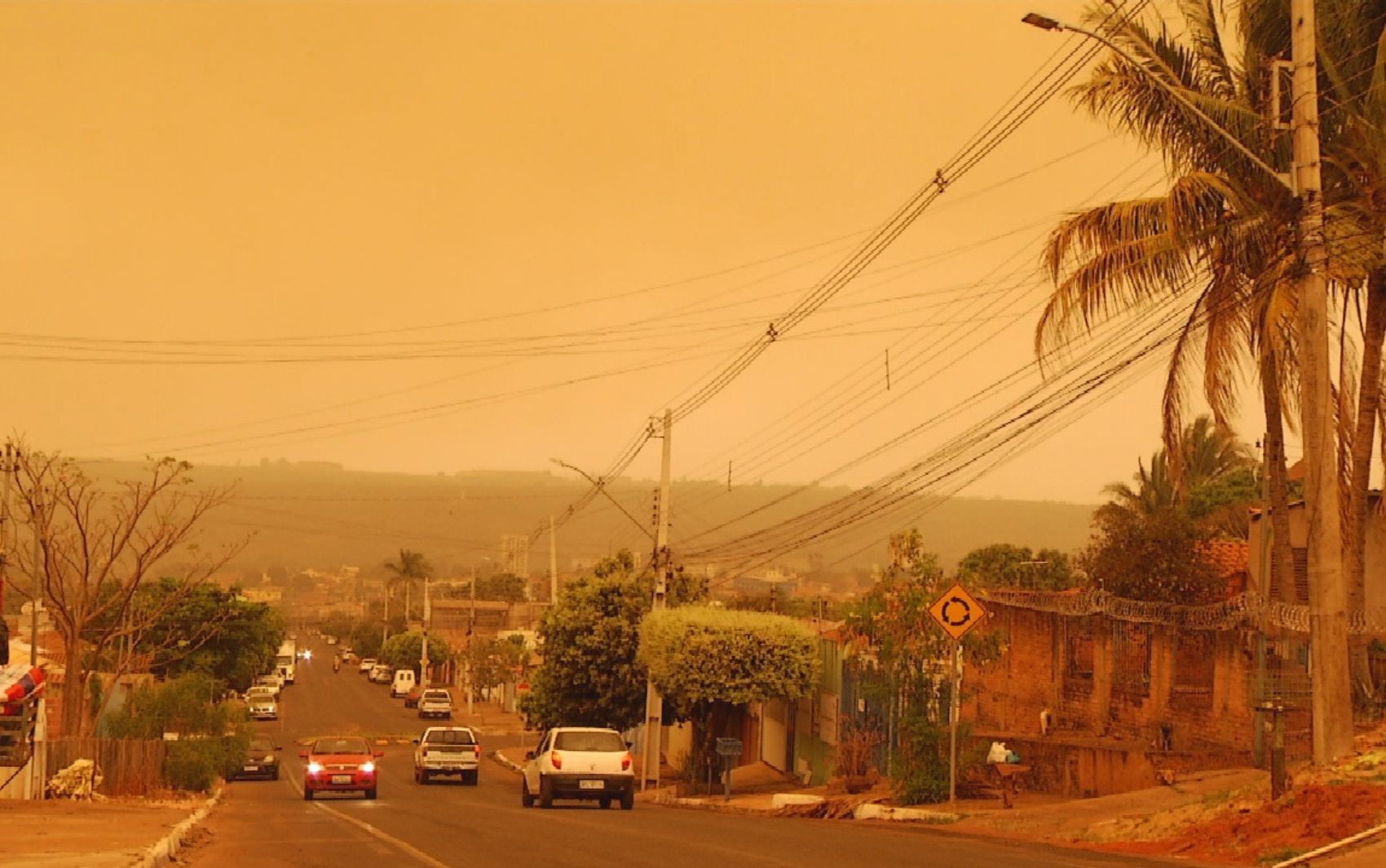 Entenda por que cidade em Goiás amanheceu com o céu laranja