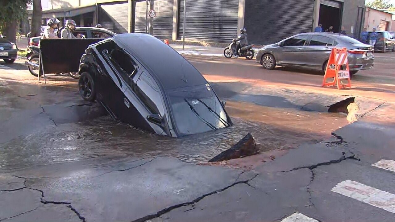 Carro é ‘engolido’ por cratera após adutora se romper em avenida de ...