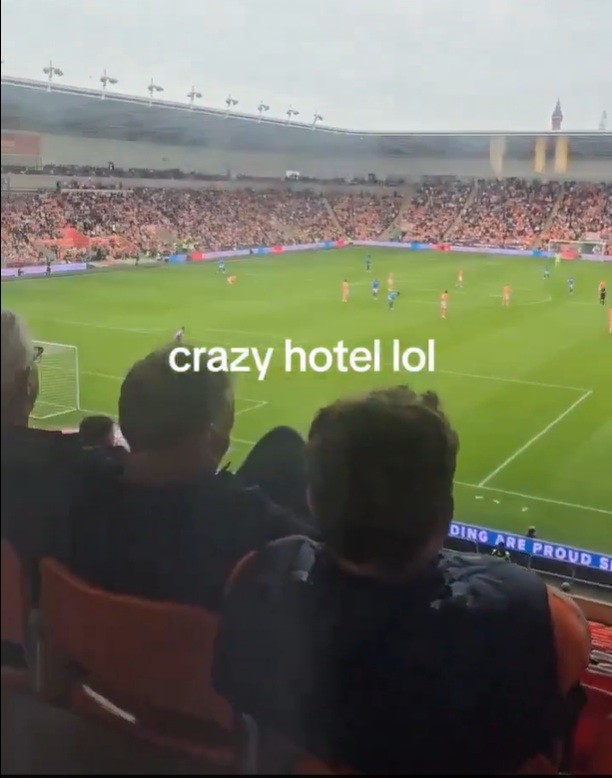 Hotel dentro de estádio de futebol viraliza com vista inusitada da janela