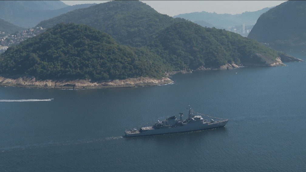 Embarcações e aeronaves participam de desfile pelo Dia da Marinha na orla do Rio — Foto: Reprodução/TV Globo 