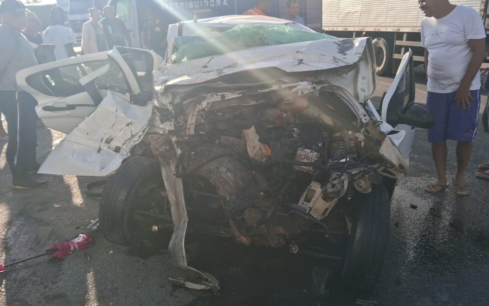 Idosa de 64 anos morreu e três pessoas ficaram ferida após batida entre carro e carreta na BR-101 — Foto: Redes Sociais