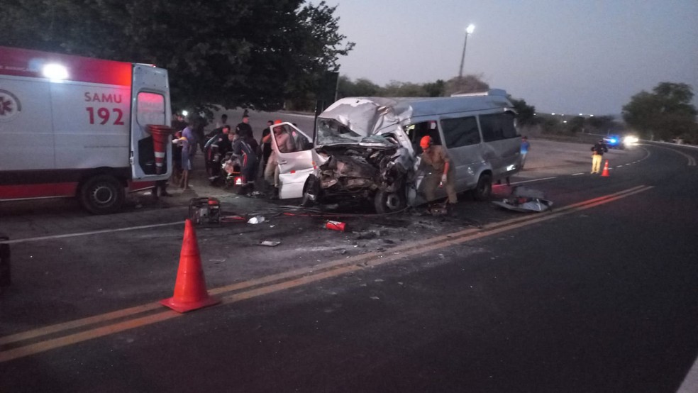 Seis pessoas ficaram feridas e dois cavalos morreram em batida entre topique e caminhão na BR-116, em Milagres. — Foto: Arquivo pessoal