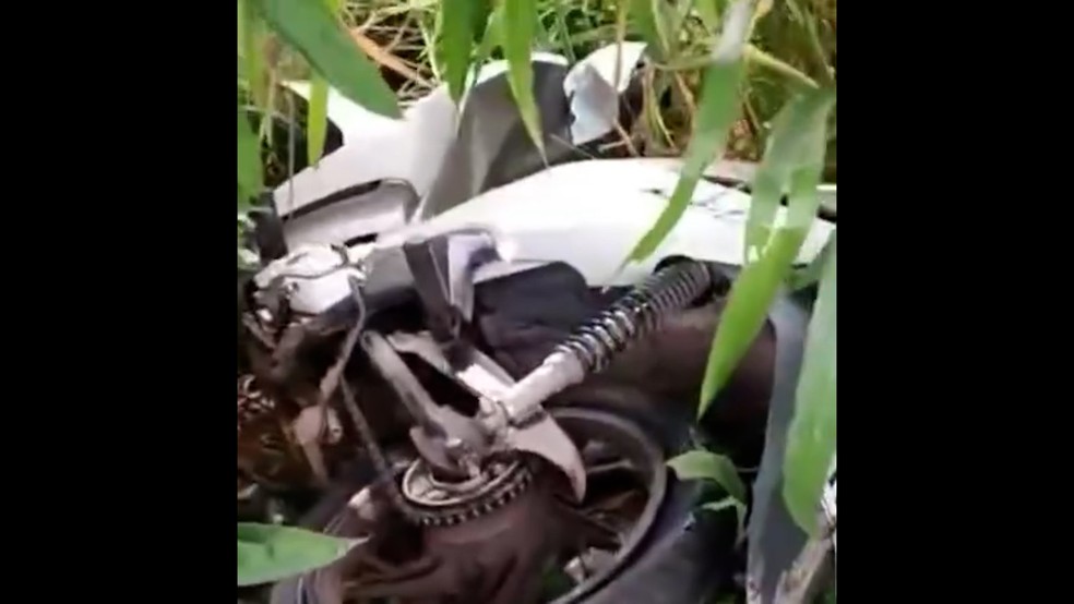 a motocicleta da vítima foi encontrada abandonada com os pneus furados dentro de um matagal, às margens da BR-222. — Foto: Reprodução/Redes sociais