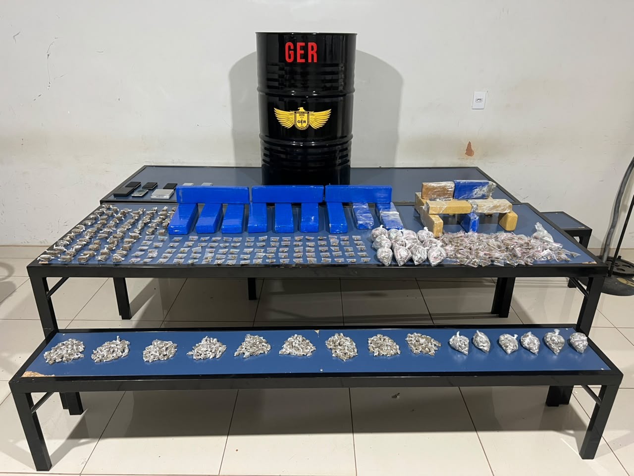 Polícia apreende grande quantidade de maconha em casa usada para armazenar drogas em Montes Claros