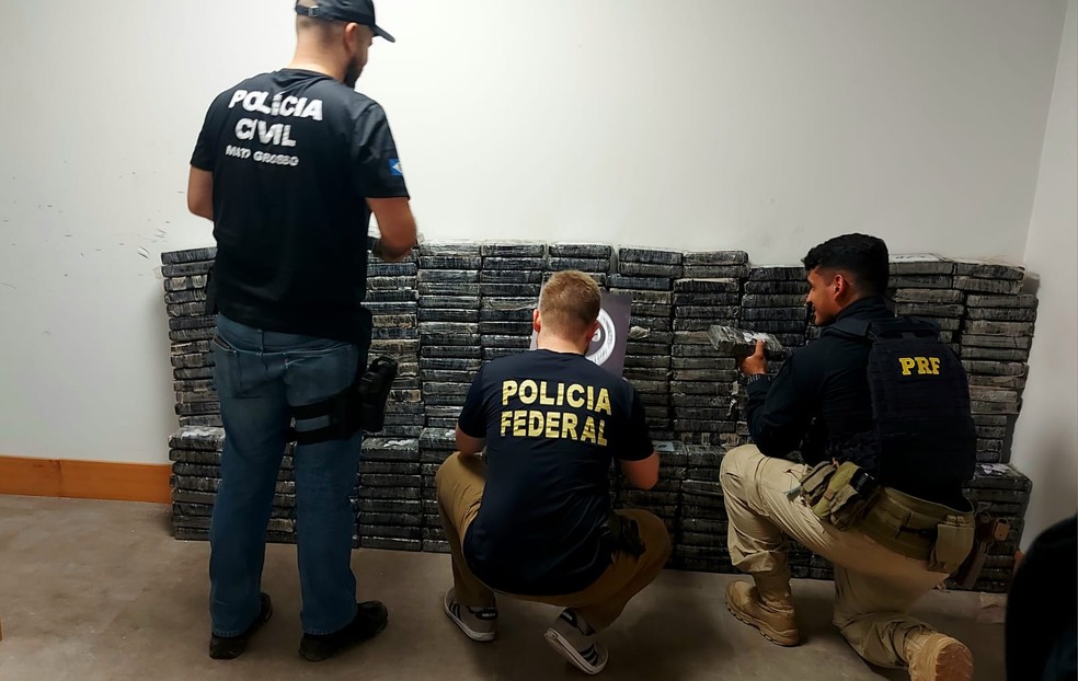 Na segunda-feira (9), outros 500 kg de drogas foram encontrados em um fundo falso de um caminhão — Foto: Polícia Federal de Mato Grosso