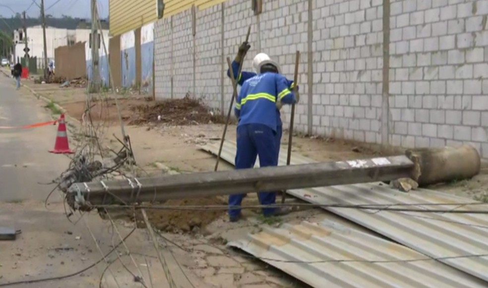 Funcionários da Neoenergia Coelba trocaram postes — Foto: Reprodução/TV Sudoeste