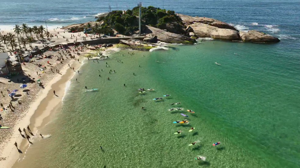 Águas cristalinas atraem banhistas para as praias do Rio — Foto: Josué Luz/TV Globo