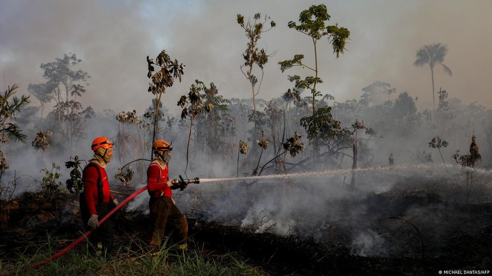 Condições geradas por El Niño podem facilitar as queimadas e impactar produções agrícolas — Foto: Michael Dantas/AFP via DW