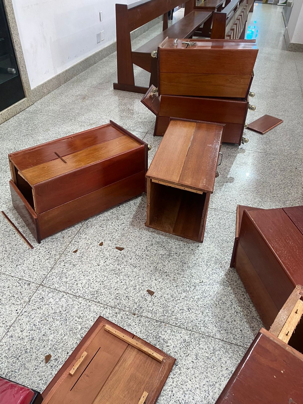 Ofertórios quebrados na Igreja Matriz de Santa Cruz, RN — Foto: Cedida