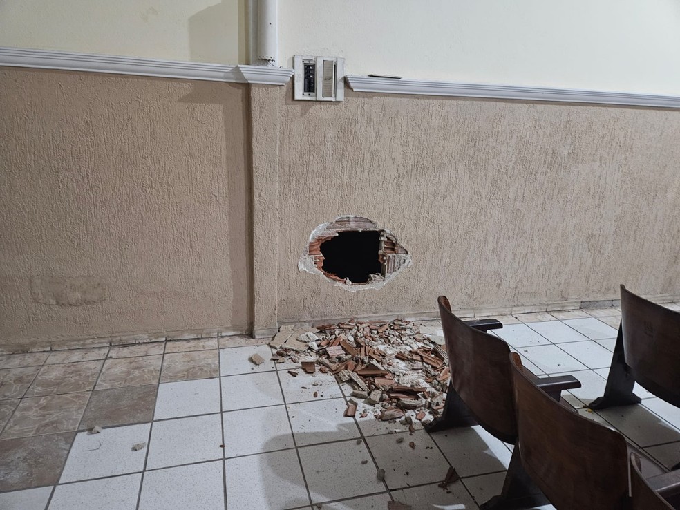 Buraco aberto em parede de igreja na Zona Norte de Natal — Foto: Sargento Eduardo/Cedida