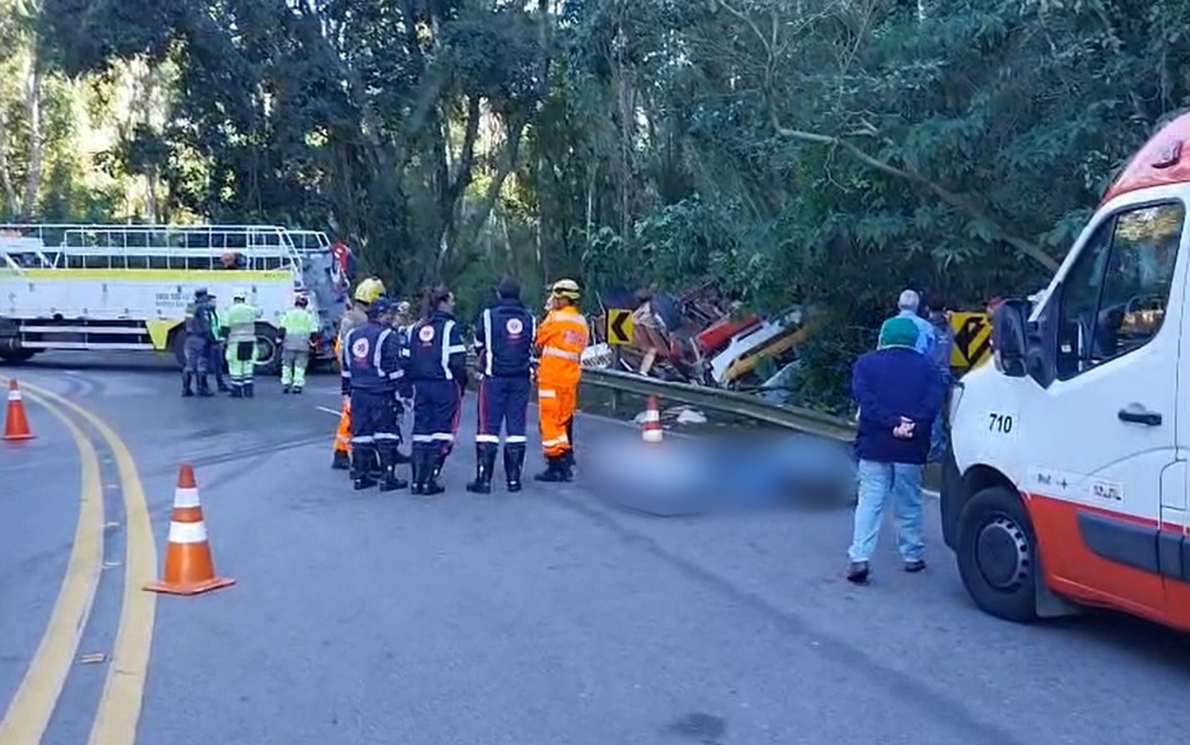Duas pessoas morrem após ônibus de trabalhadores rurais tombar em serra entre MG e SP
