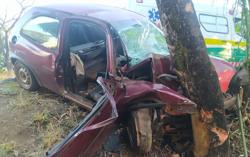 Carro fica destruído após bater contra árvore em Nova Glória, Goiás. — Foto: Divulgação/PRF