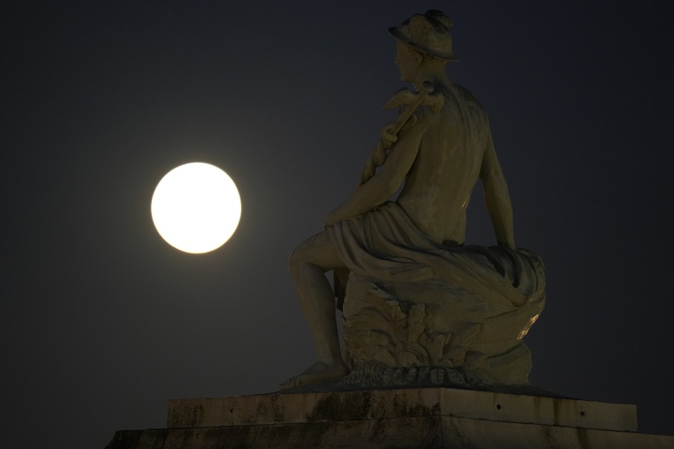 A superlua aparece sobre Copenhague. — Foto: AP