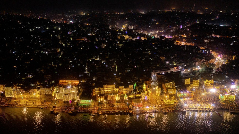Uma visão aérea dos ghats iluminados na margem do rio Ganges, na Índia, no dia 13 de dezembro de 2021 — Foto: Reprodução - AP/Rajesh Kumar Singh