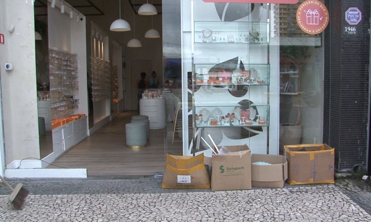 Loja no centro de Feira de Santana é arrombada; suspeito tentou roubar TV e outros produtos