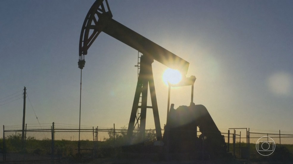 Preço do petróleo dispara após Opep anunciar corte de mais de 1 milhão de barris por dia — Foto: JN