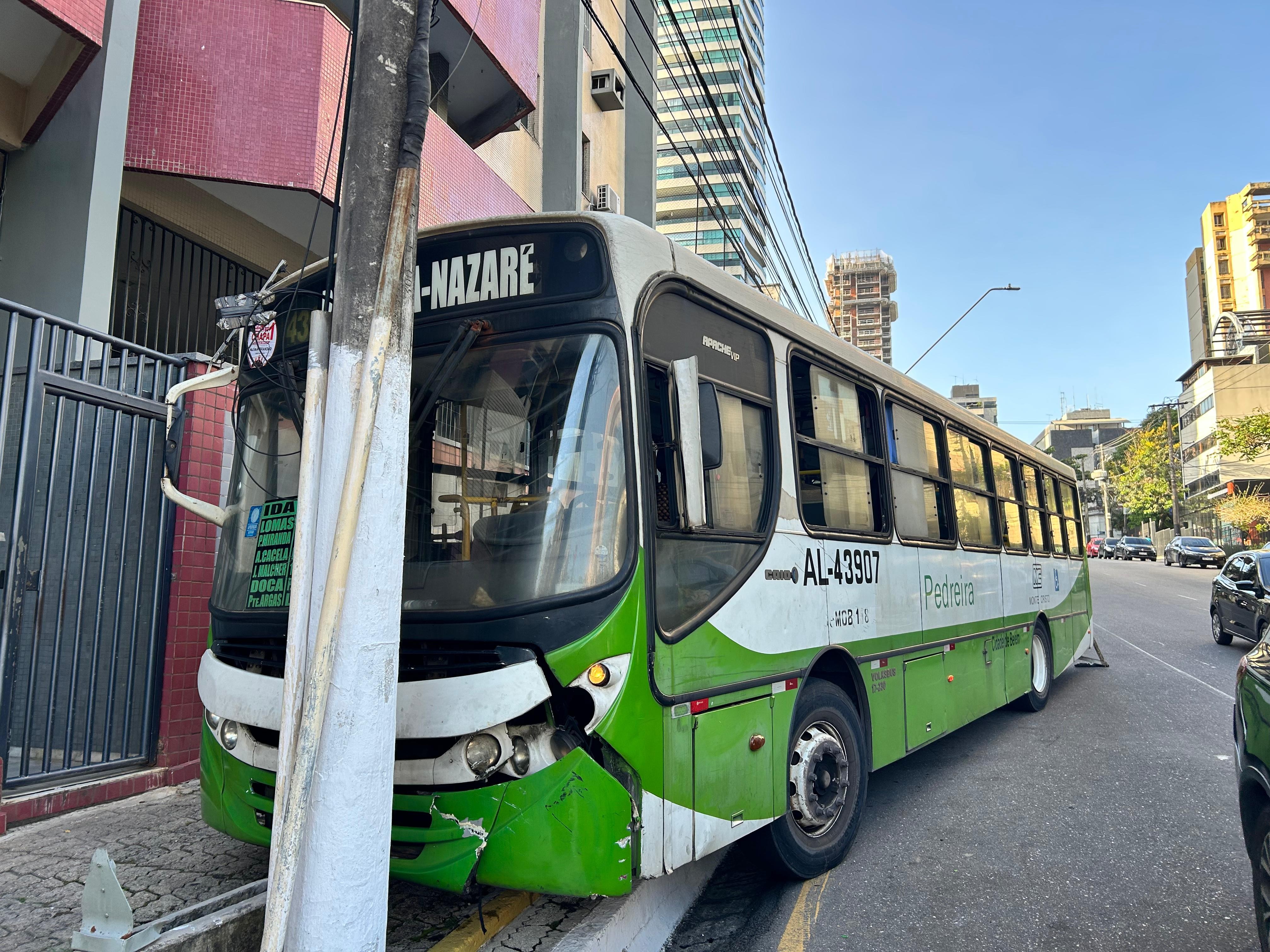 Ônibus desgovernado atinge poste na ladeira da Doca, Belém