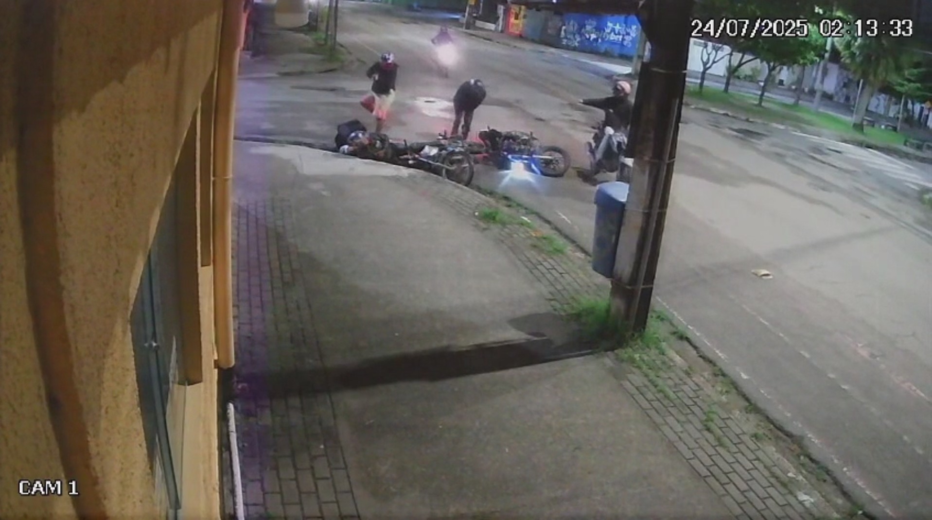 Assaltantes caem de moto ao derrubar vítimas após perseguição em avenida do Recife; VÍDEO