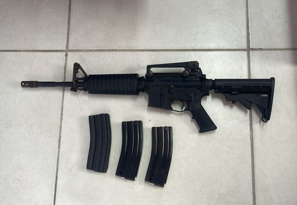 Fuzil e munições apreendidos pelo Bope no bairro da Cambona, em Maceió — Foto: SSP-AL