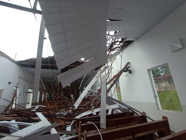 Madeira do telhado de igreja que desabou em MG estava podre, diz Defesa  Civil | Grande Minas | G1