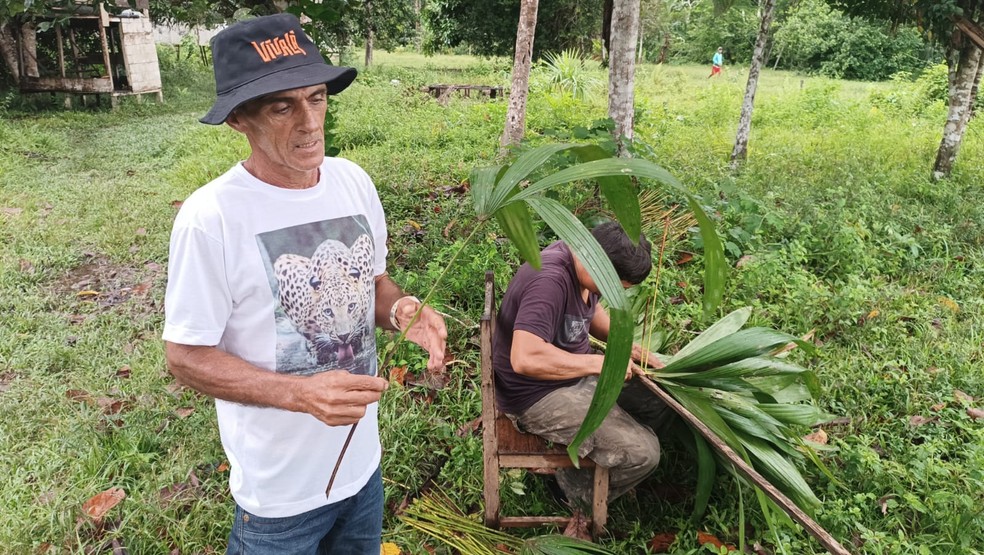 Guia mostra cobertura feita à mão que é usada em casas no Parque Nacional da Serra do Divisor  — Foto: Tácita Muniz/g1
