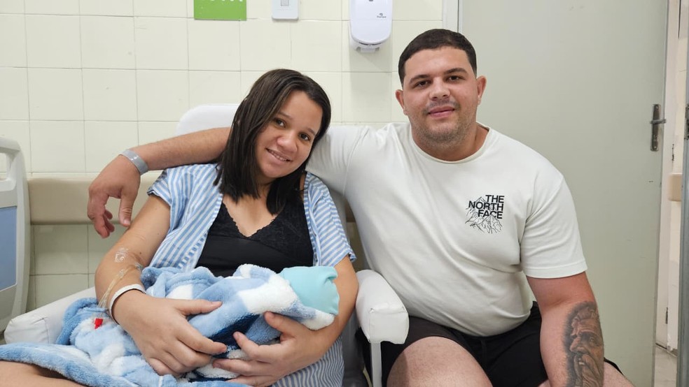 Letícia Kely dos Santos Rodrigues e João Paulo Cruz Silva, pais de Joaquim Lorenzo — Foto: Divulgação/Ebserh