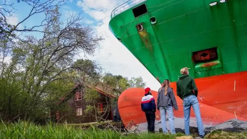 Homem acorda e se depara com enorme navio cargueiro no seu jardim